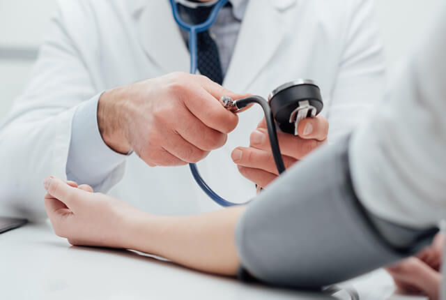 血圧の検査をしている画像